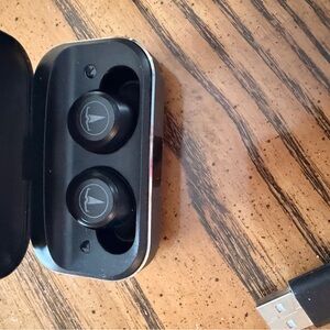 Black Wireless Earbud Headphones